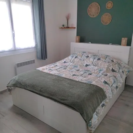 Appartement 2 Chambres Parking Port Frejus Base Nature *